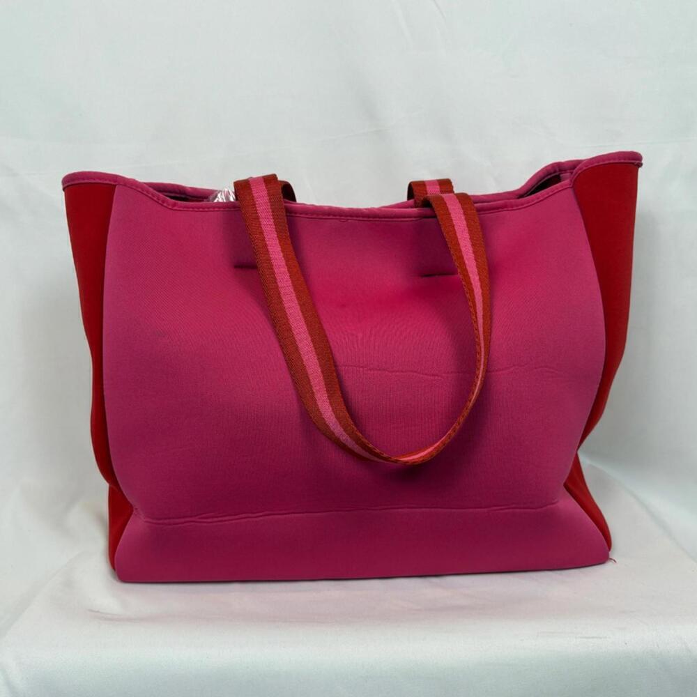 Summersalt The Perfect Beach Tote - Neoprene Hibiscus & Lava - Picture 2 of 4